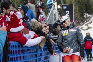 Attendue sur la piste, Lara Gt-Behrami l'étaient également en dehors par ses fans.